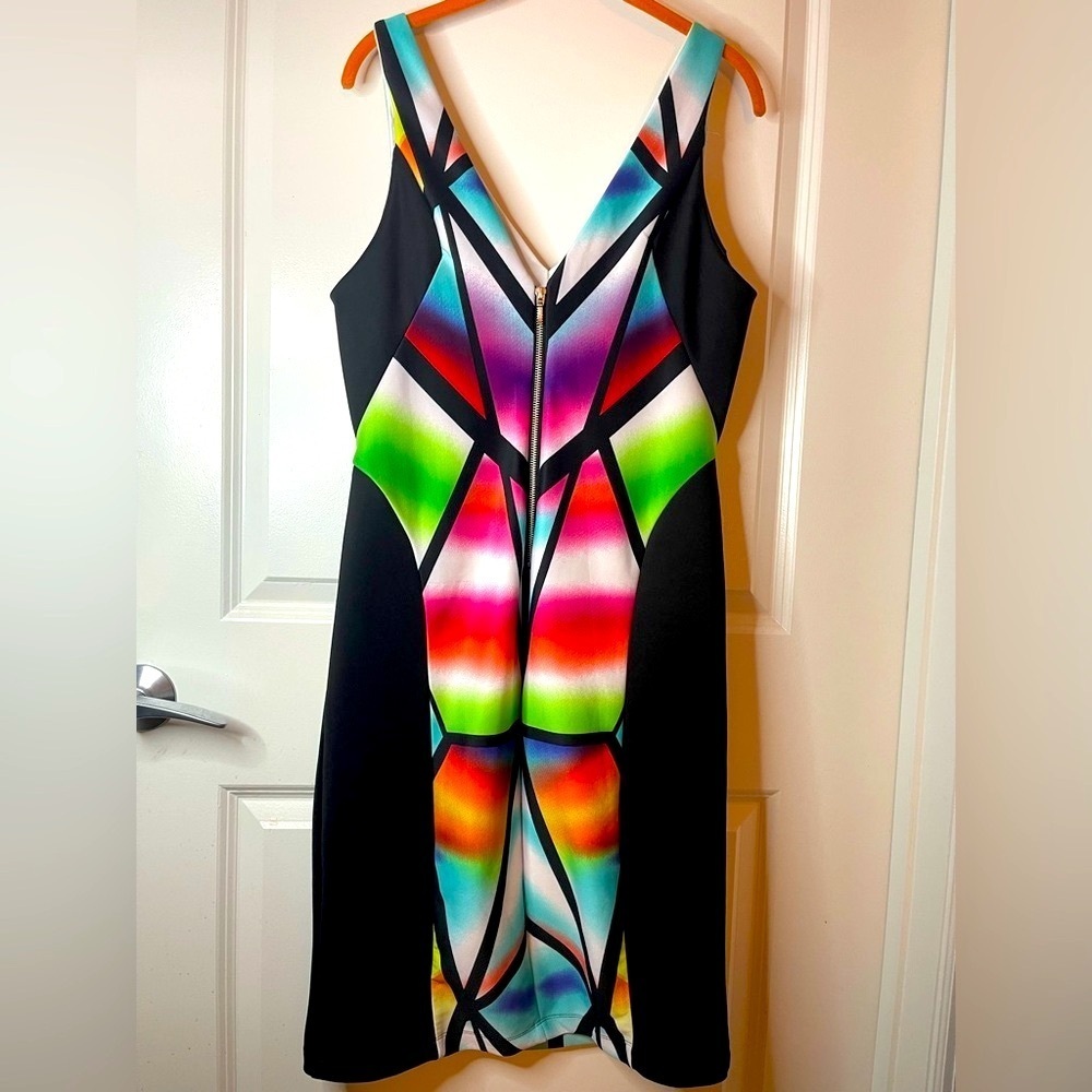 Bisou Bisou Vibrant Geometric Scuba Black Dress. 95% Polyester. 5% Spandex - Picture 3 of 6